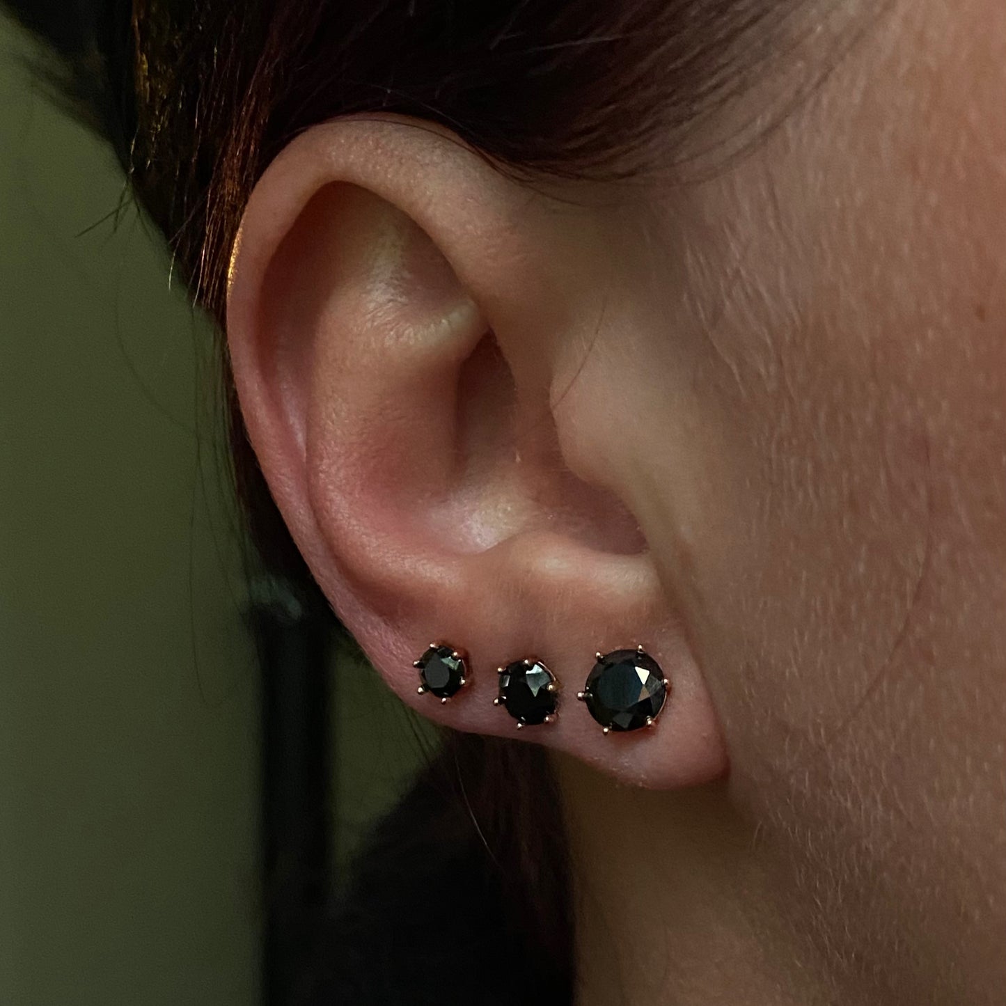 Gold-plated stud earrings with black crystal