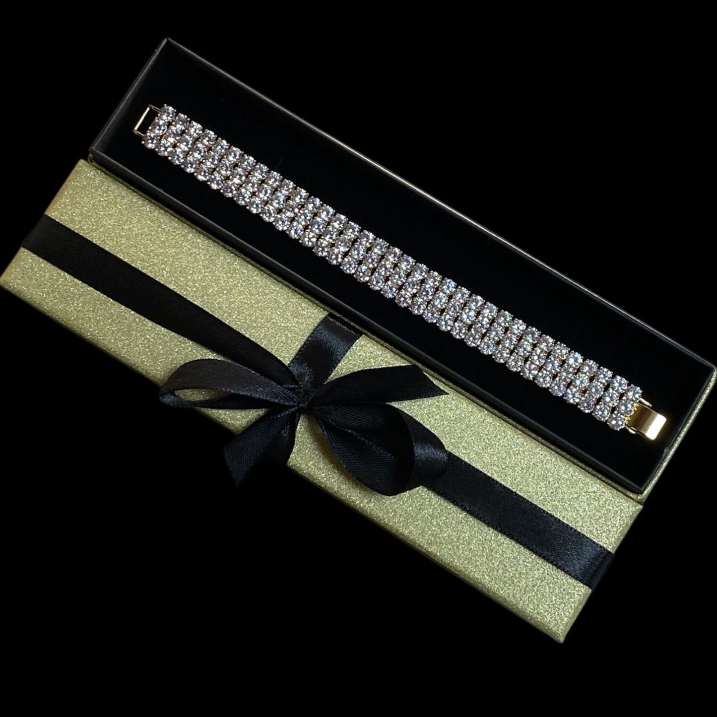 Anastasija – Apzeltīta rokassprādze ar trīskāršu kristālu rindu