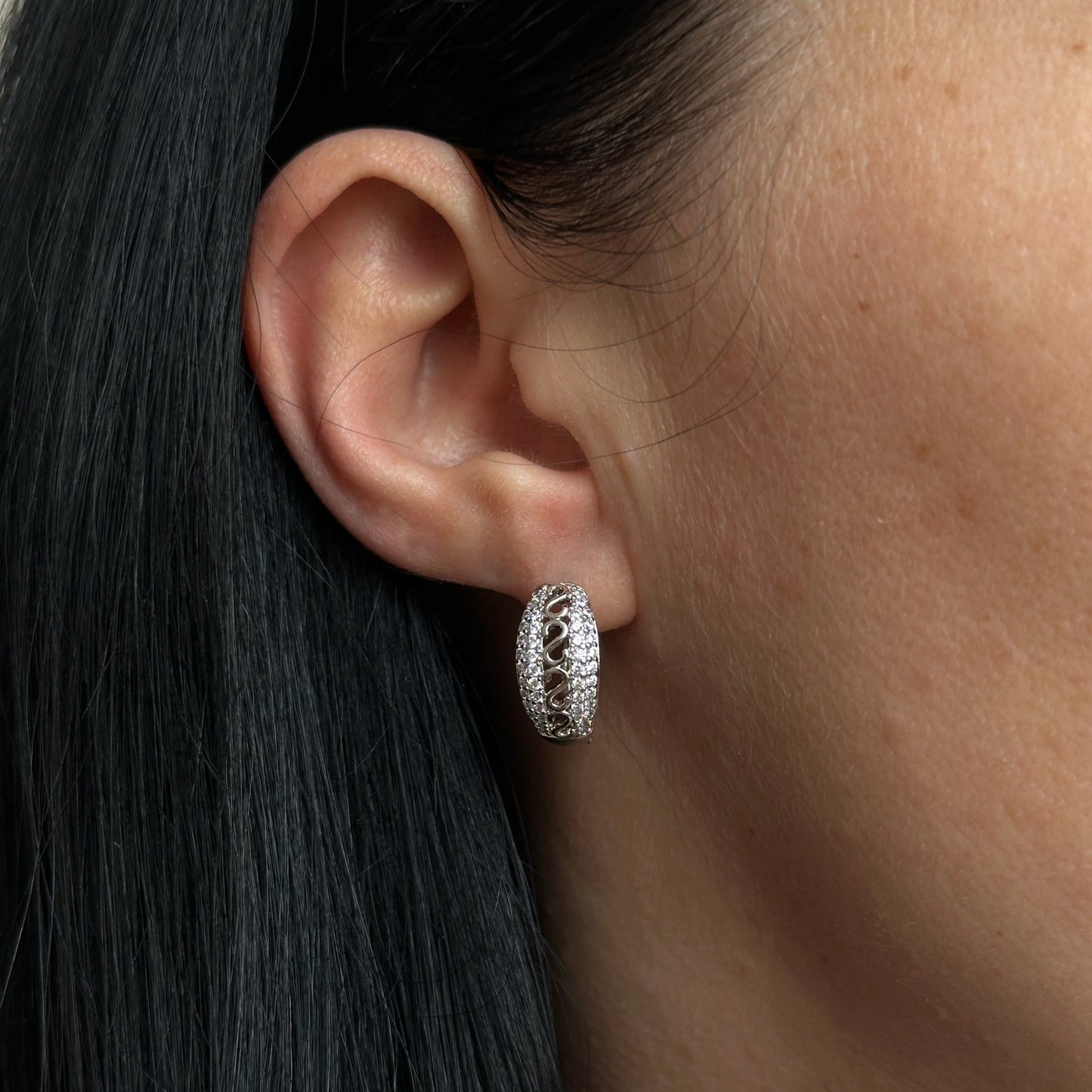 Apsudraboti riņķīši ar cirkonijiem un savītu dizainu - 18k - apzeltita - rotas