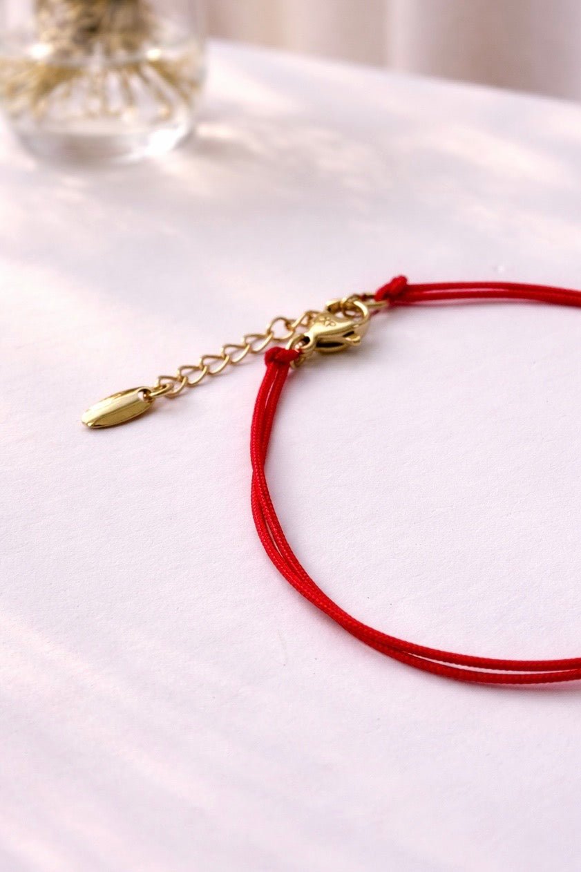 Apzeltīta rokassprādze ar sarkanu aukliņu un cirkoniju - 18k - apzeltita - rotas