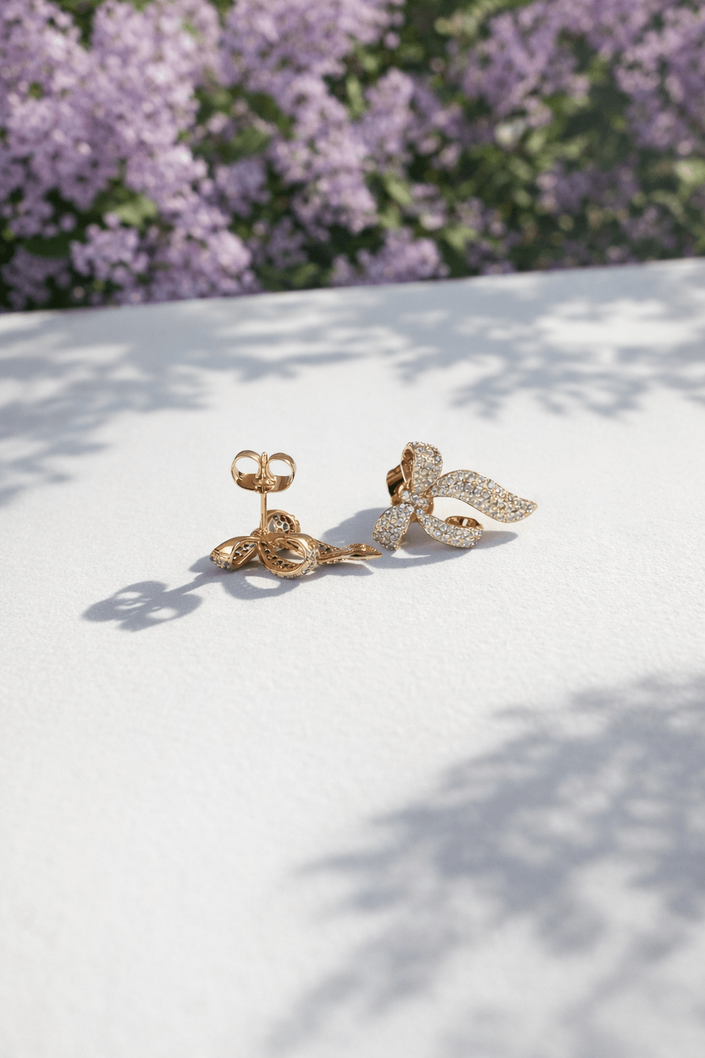 Apzeltītas nagliņas ar bantīti - pilnībā klātas ar cirkonijiem - 18k - apzeltita - rotas