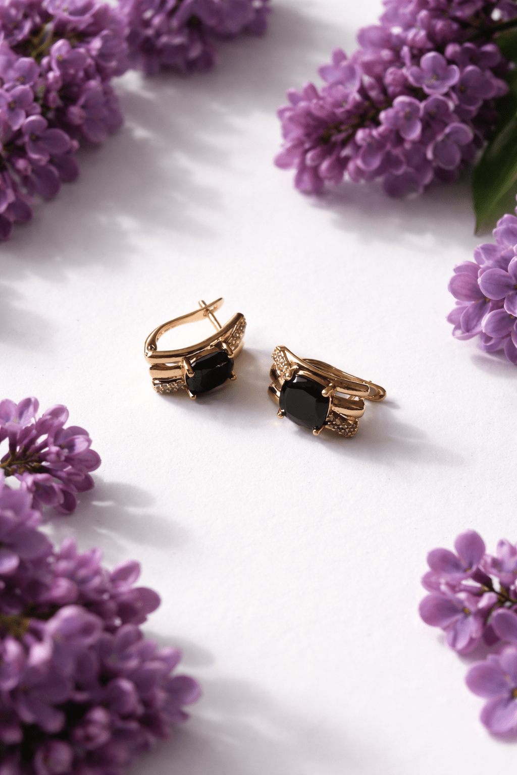 Apzeltīti auskari ar melnu kristālu - 18k - apzeltita - rotas