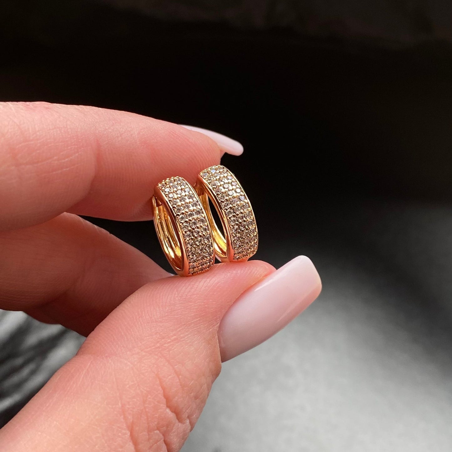 Apzeltīti riņķīši ar mirdzošu cirkonija akcentu – 18k zelta pārklājums