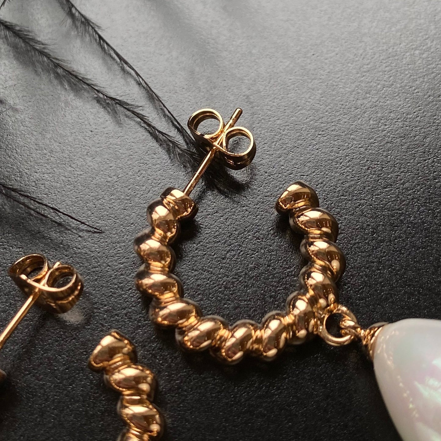 Apzeltīti riņķīšu auskari ar pērļu akcentu