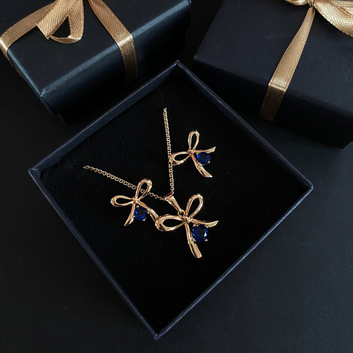 Blue Bow – Rotu komplekts ar zilu akcentu – apzeltītas rotaslietas | Tavas Rotas