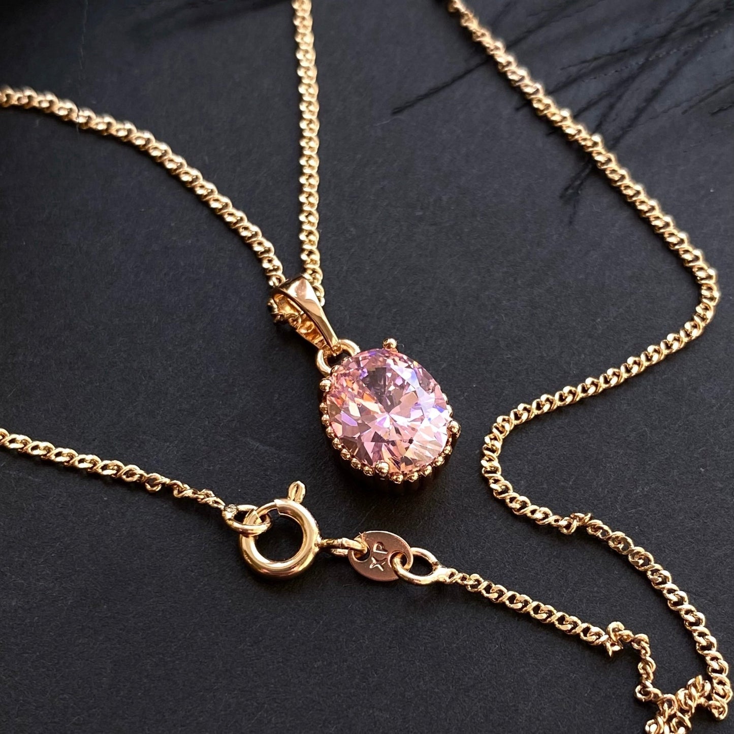 - Blush Gem – Rozā ovāla kristāla kaklarota - 4