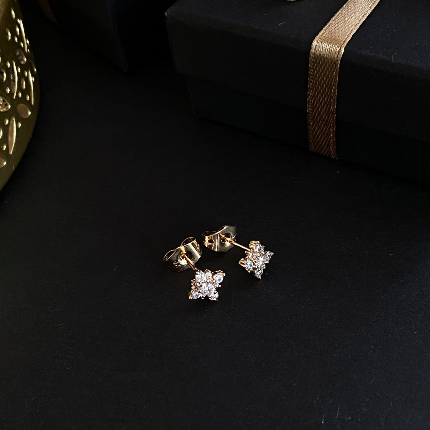 Crystal Bloom – Apzeltīti auskari ar dzidriem cirkonijiem – apzeltītas rotaslietas | Tavas Rotas