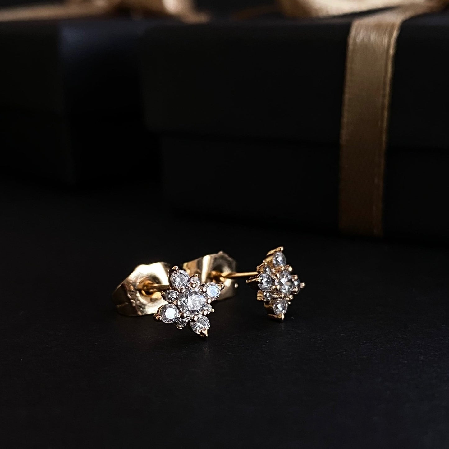 Crystal Bloom – Apzeltīti auskari ar dzidriem cirkonijiem – apzeltītas rotaslietas | Tavas Rotas
