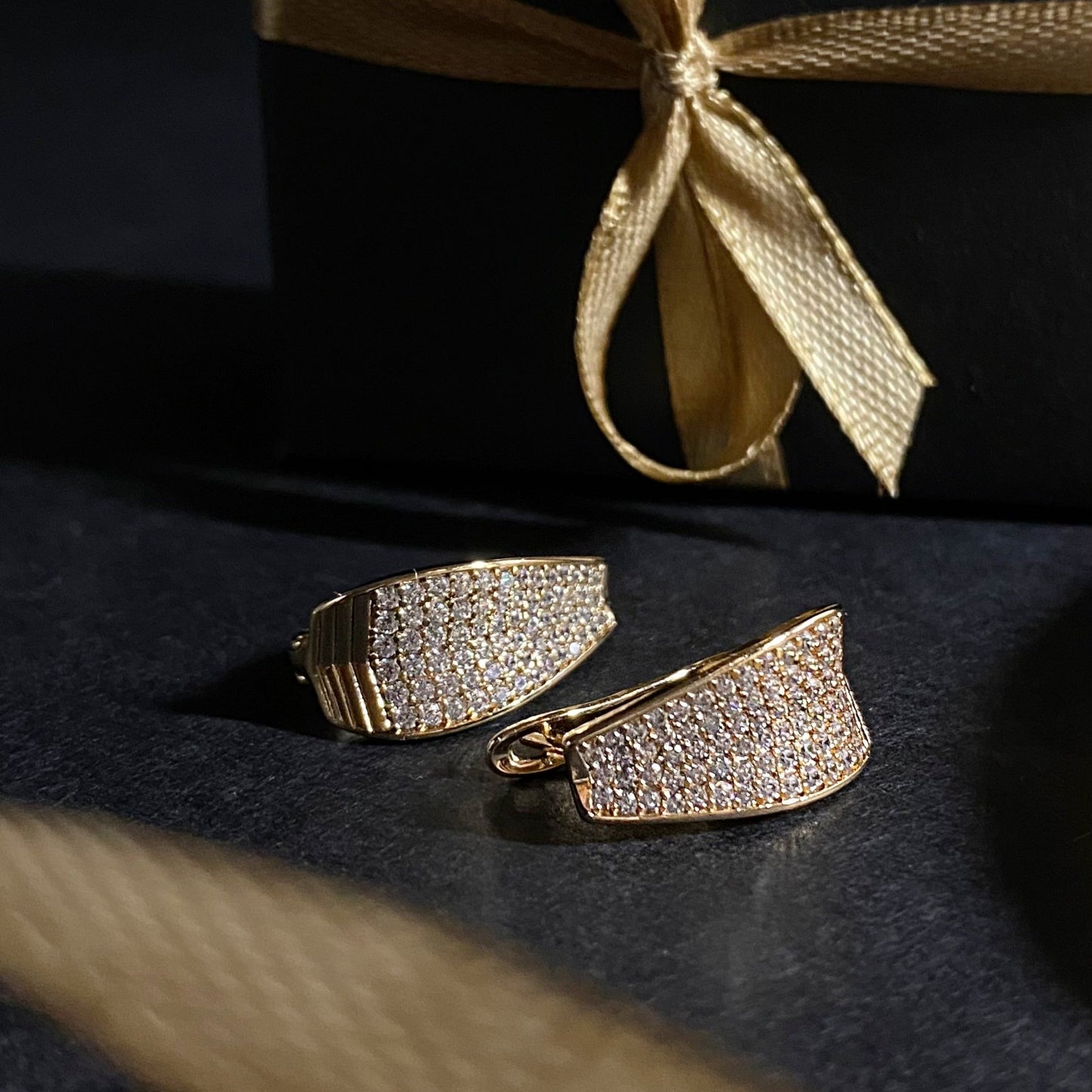 Diamond Glow – Apzeltīti auskari ar angļu aizdari – apzeltītas rotaslietas | Tavas Rotas