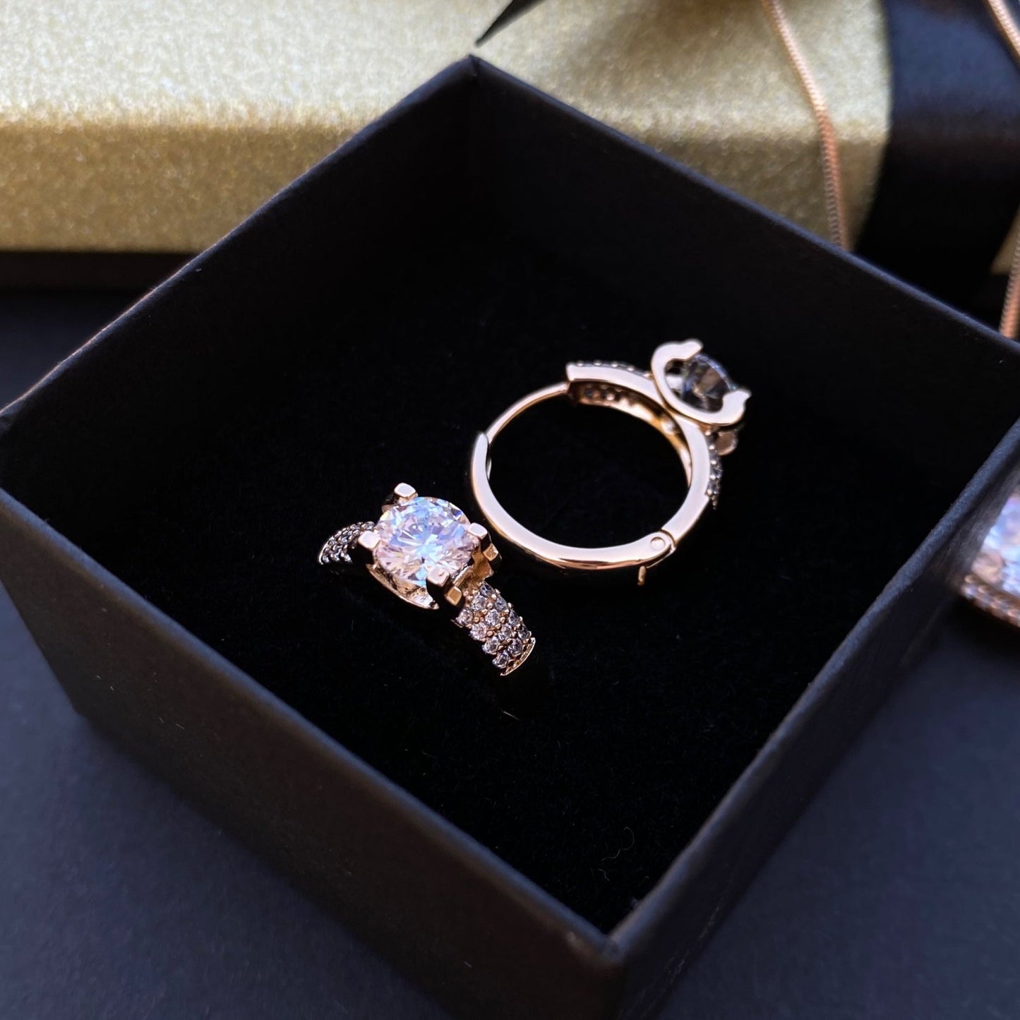 Elīza – Apzeltīti riņķīši ar lielu cirkoniju Riņķīšu auskari Sieviešu auskari