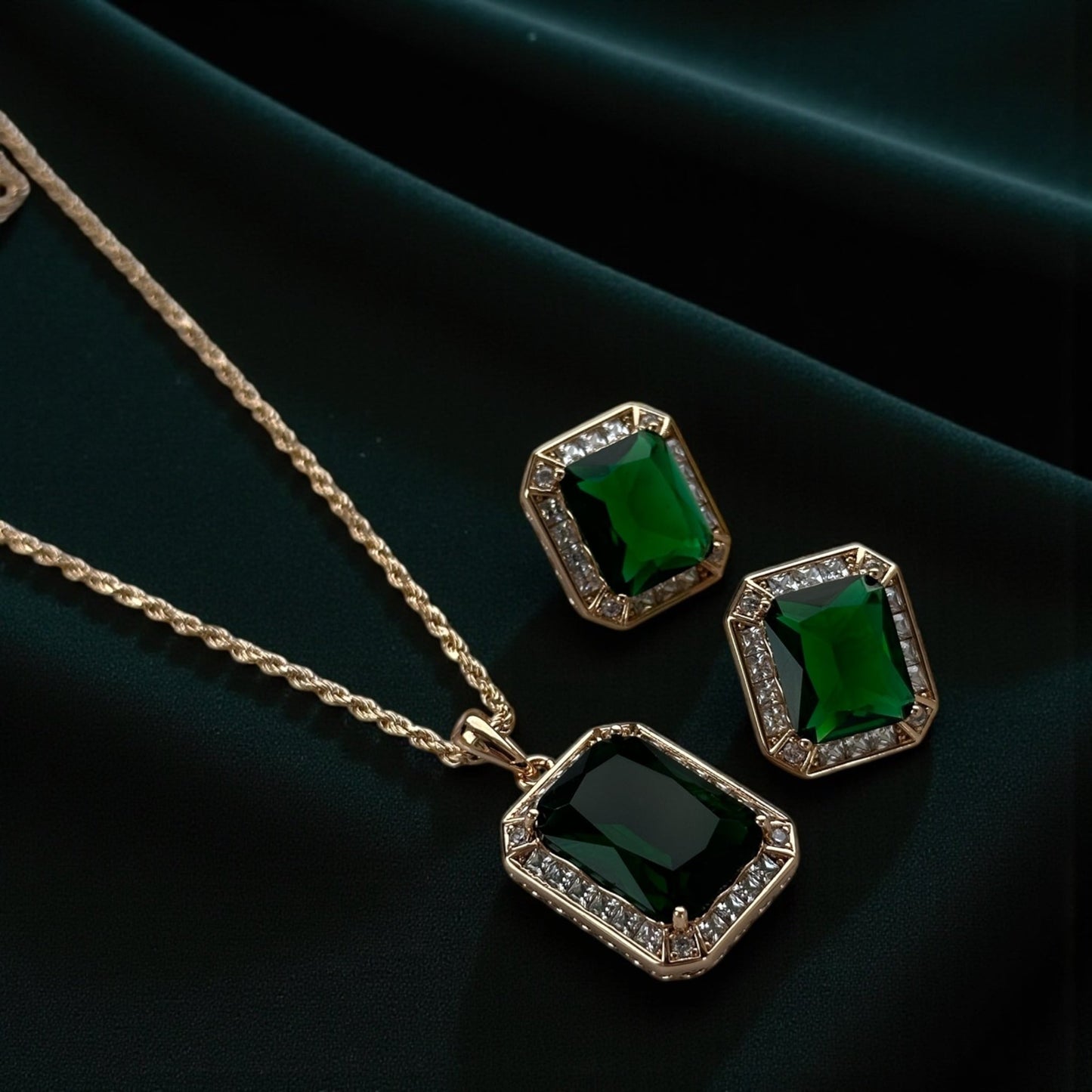 Emerald Luxe – apzeltīts rotu komplekts ar zaļiem kristāliem - 18k - apzeltita - rotas