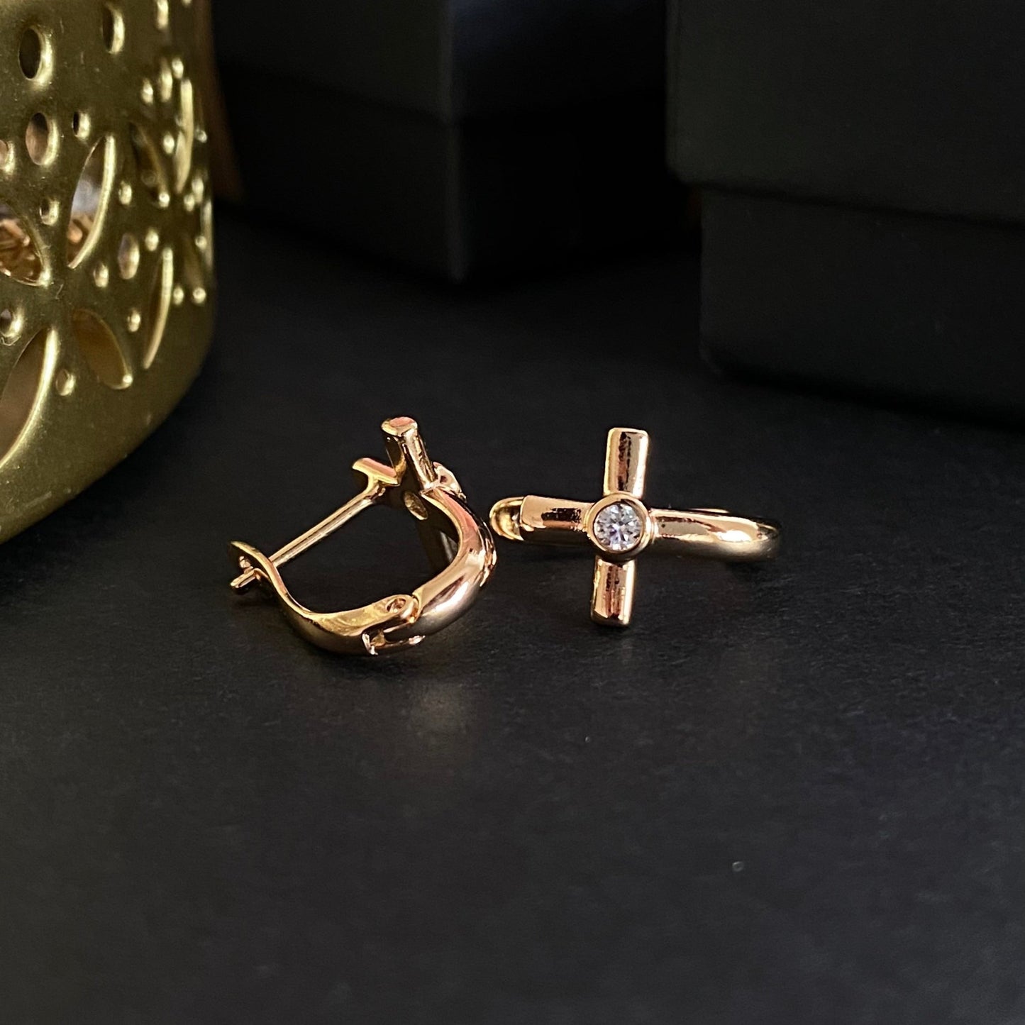 Grace Cross – Apzeltīti auskari ar krustiņu dizainu – apzeltītas rotaslietas | Tavas Rotas
