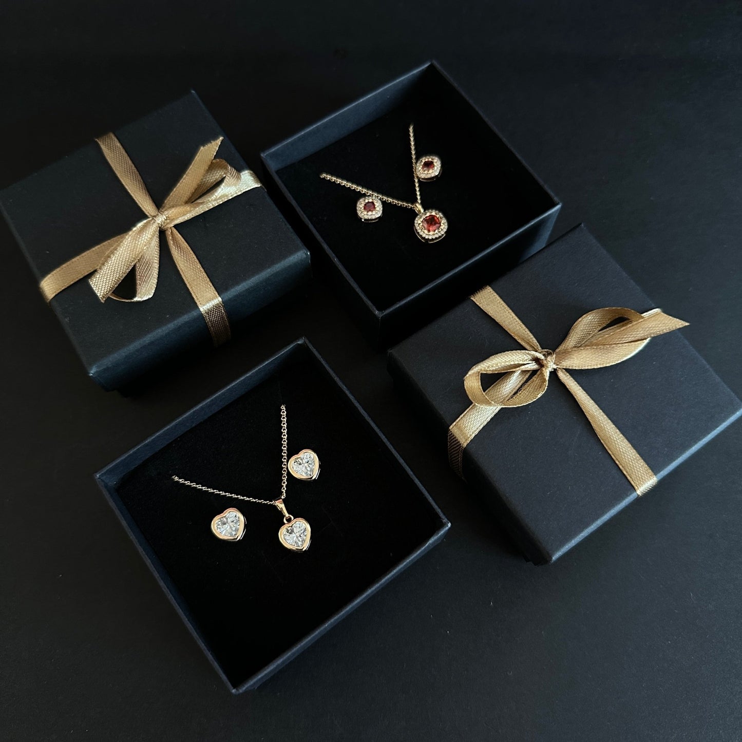 Luxury Black Gift Box – Melna dāvanu kastīte ar zelta lenti – apzeltītas rotaslietas | Tavas Rotas