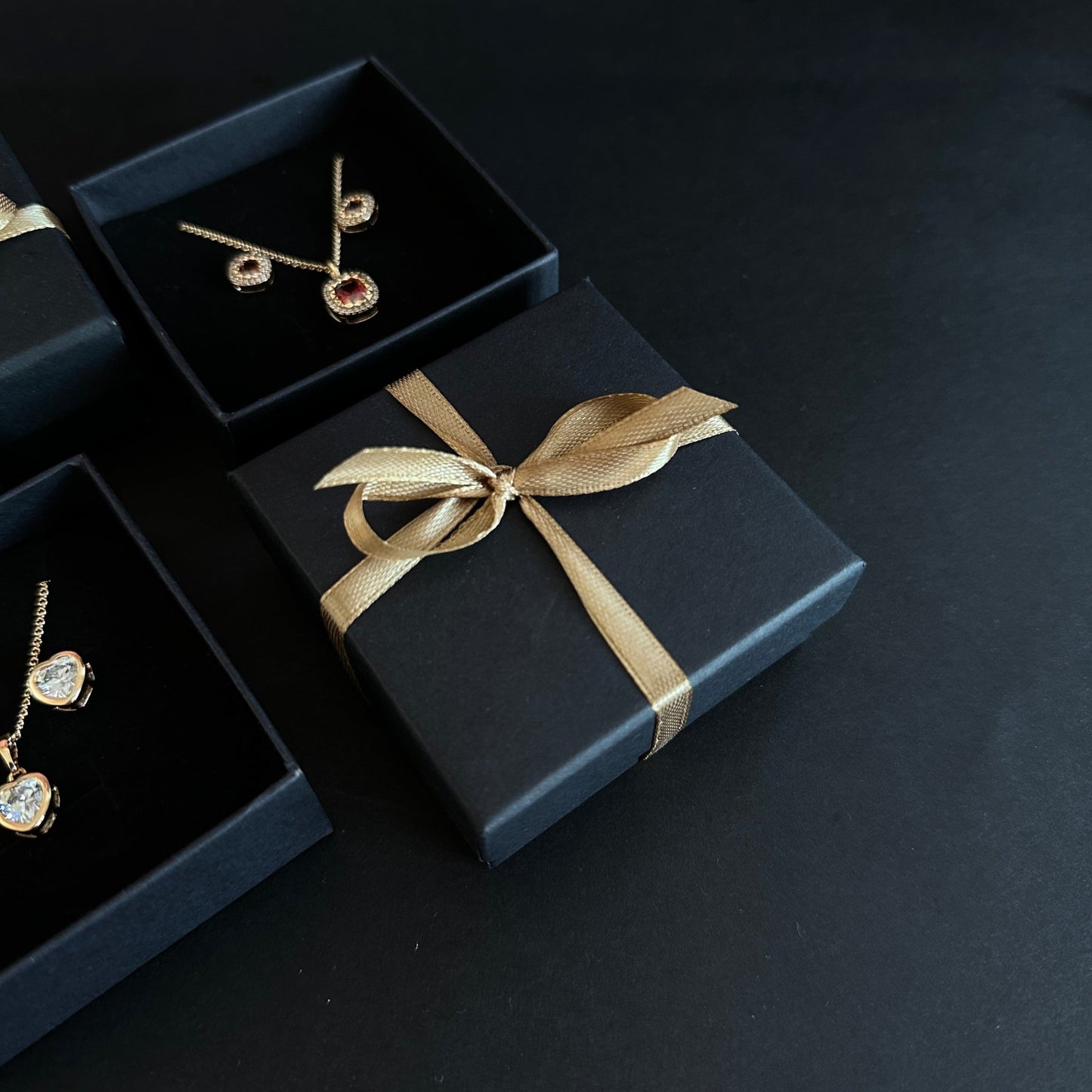 Luxury Black Gift Box – Melna dāvanu kastīte ar zelta lenti – apzeltītas rotaslietas | Tavas Rotas