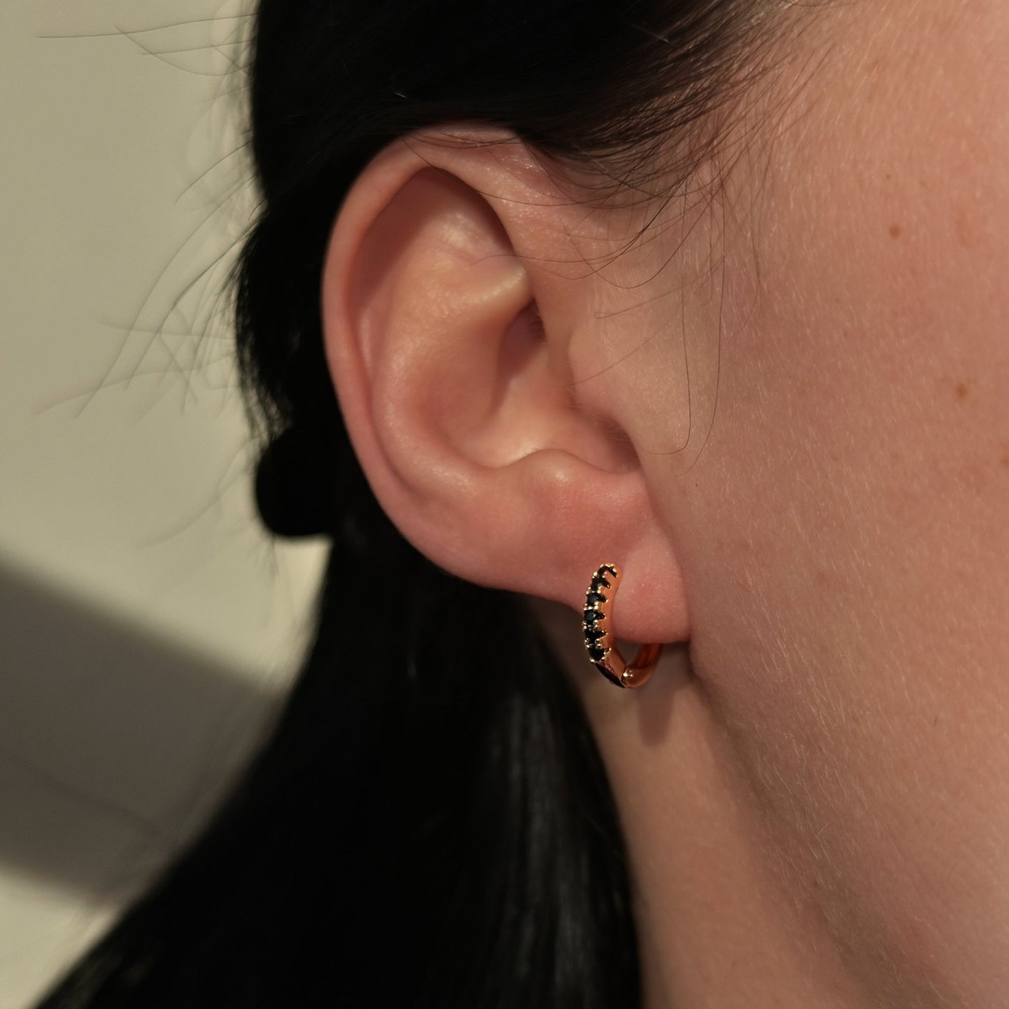 - Mini Noir – Mazi melnie riņķīšu auskari - 2