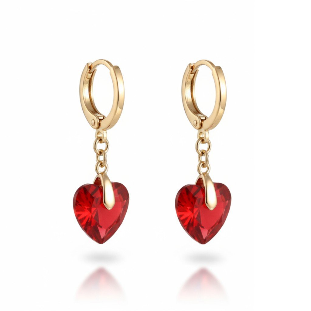Ruby Heart – Apzeltīti auskari ar sarkanu sirdi – apzeltītas rotaslietas | Tavas Rotas