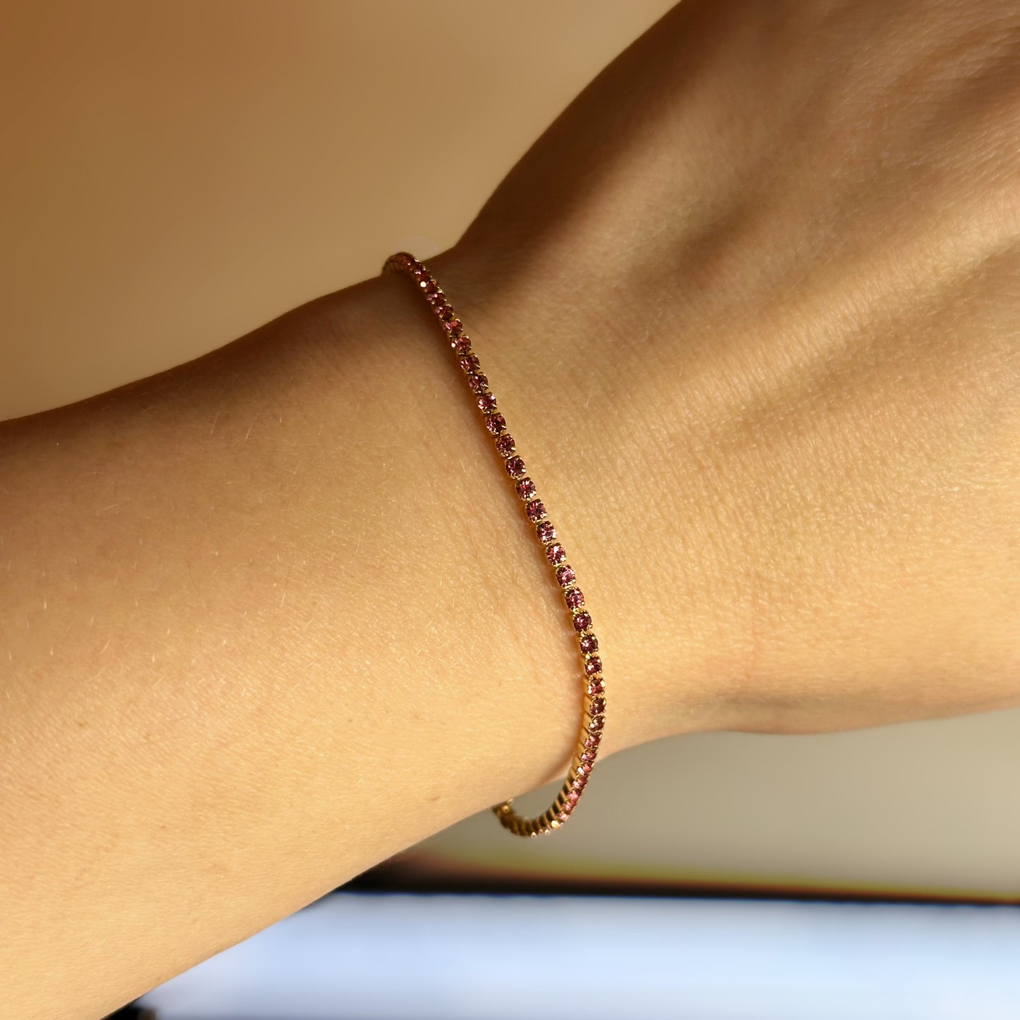 Rose Tennis Slim –  apzeltīta rokassprādze ar rozā cirkonijiem