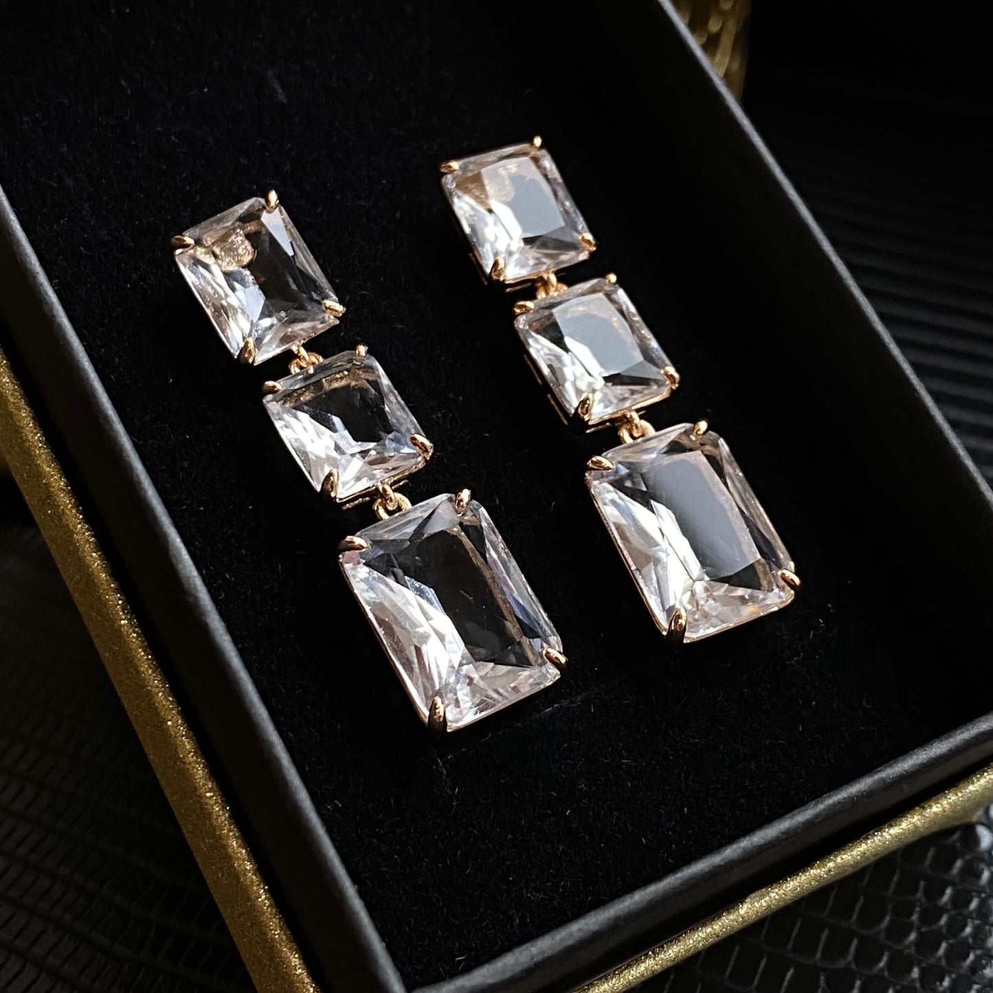 Crystal Drop – Luxurious gold-plated earrings with three crystals