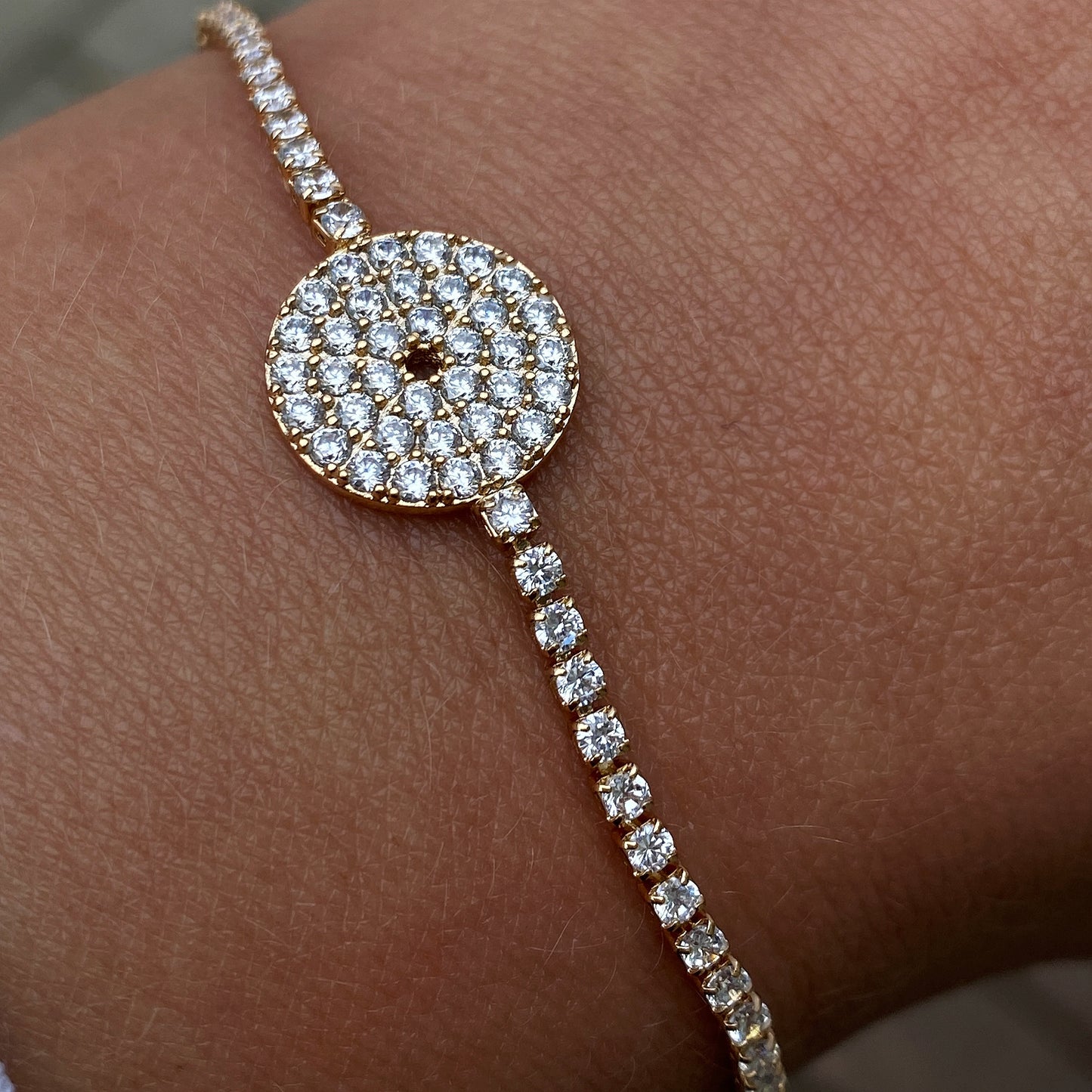 Adjustable gold-plated bracelet with zirconia