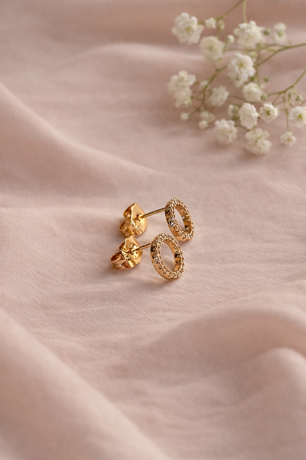 Apzeltītas nagliņas ar cirkoniju riņķi