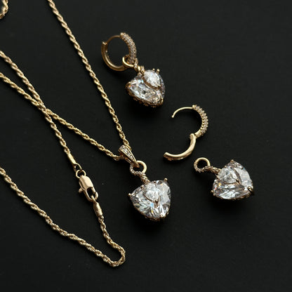 Apzeltīts komplekts ar baltām kristāla sirsniņām - kaklarota un 2-in-1 auskari