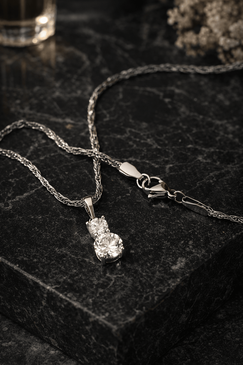 Apsudrabota kaklarota ar diviem cirkonijiem - 18k - apzeltita - rotas