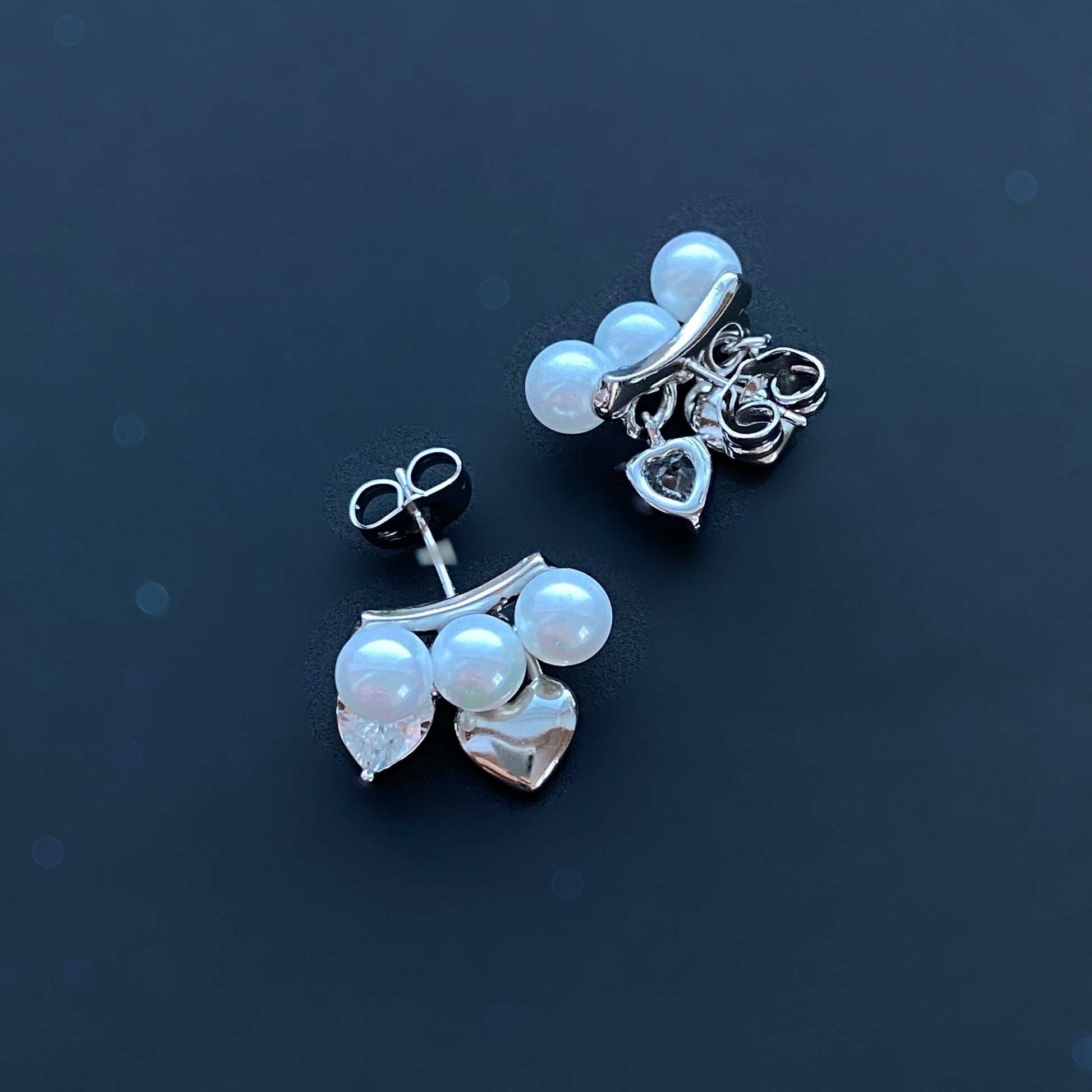 Apsudraboti nagliņu auskari ar pērlītēm un sirsniņām - 18k - apzeltita - rotas