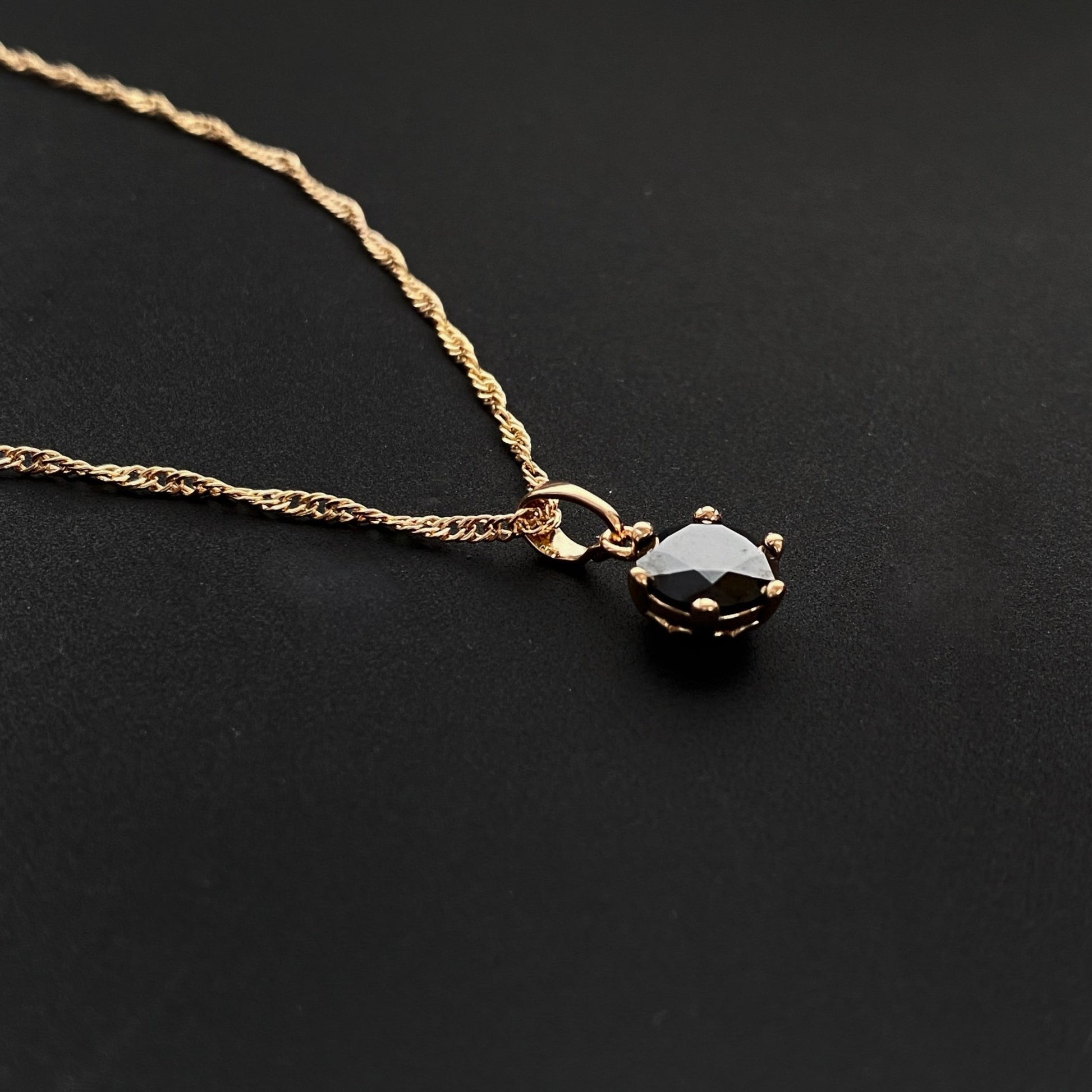 Apzeltīta kaklarota ar melnu cirkoniju - 18k - apzeltita - rotas