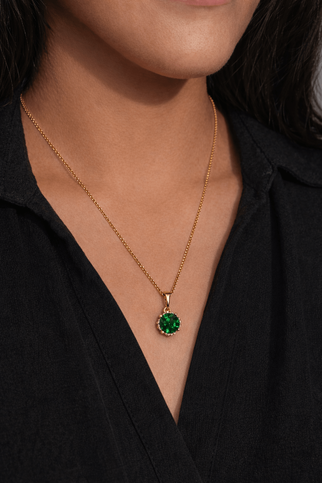 Apzeltīta kaklarota ar zaļu kristālu un cirkoniju vainagu - 18k - apzeltita - rotas