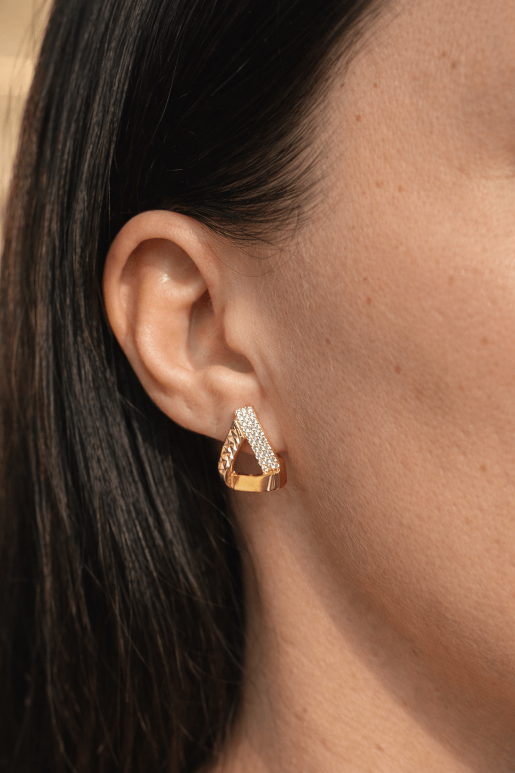 Apzeltītas nagliņas ar ķēdītes tekstūru un cirkonijiem - 18k - apzeltita - rotas