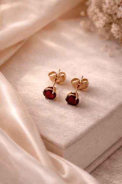 Apzeltītas nagliņas ar sarkaniem kristāliem - 18k - apzeltita - rotas