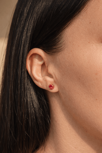 Apzeltītas nagliņas ar sarkaniem kristāliem - 18k - apzeltita - rotas