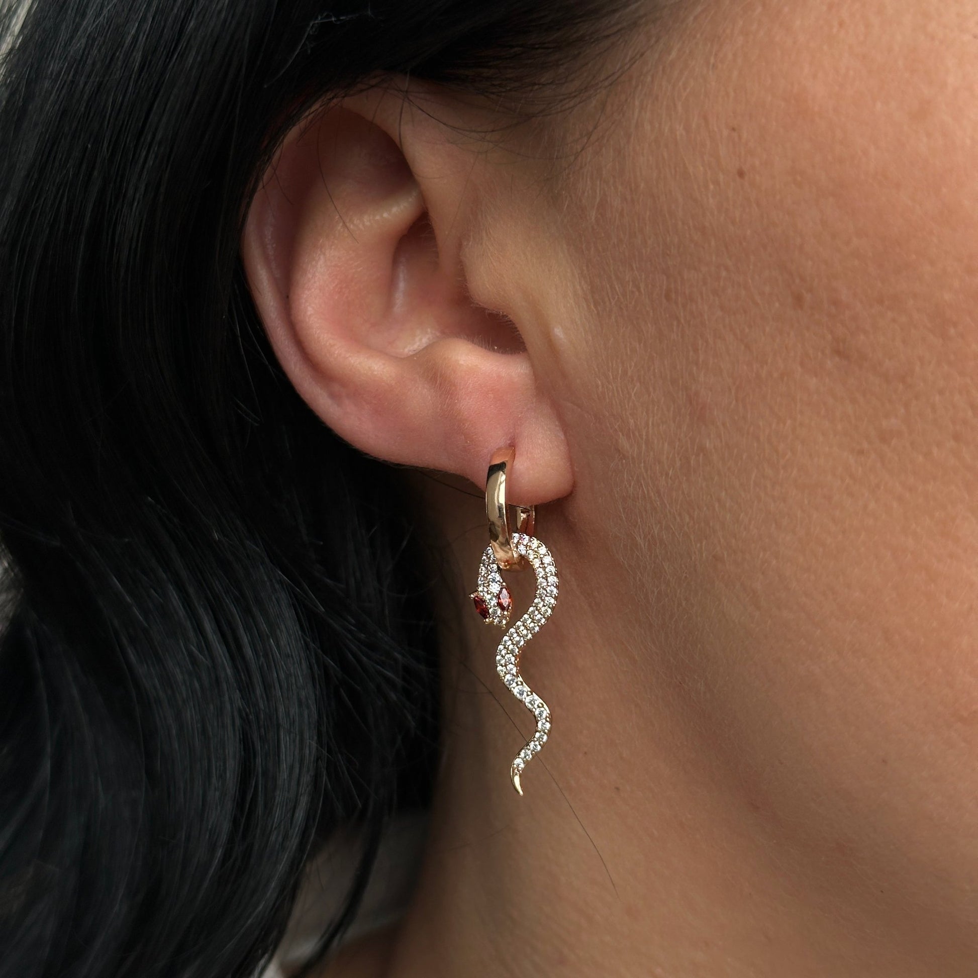 Apzeltīti auskari ar čūsku dizainu un sarkanām cirkoniju acīm - 18k - apzeltita - rotas