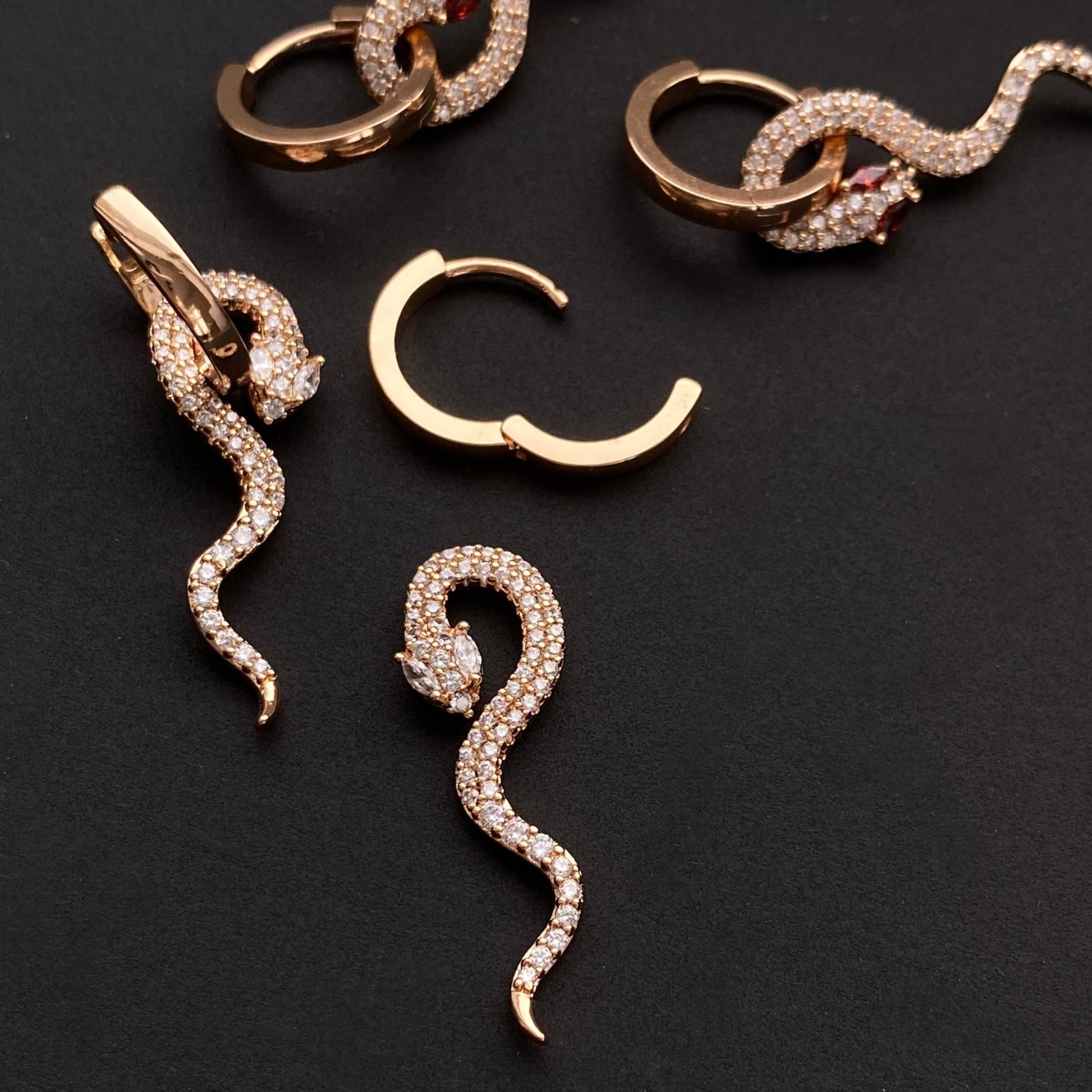 Apzeltīti auskari ar čūsku dizainu un sarkanām cirkoniju acīm - 18k - apzeltita - rotas