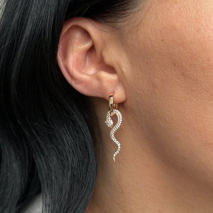 Apzeltīti auskari ar čūsku dizainu un sarkanām cirkoniju acīm - 18k - apzeltita - rotas