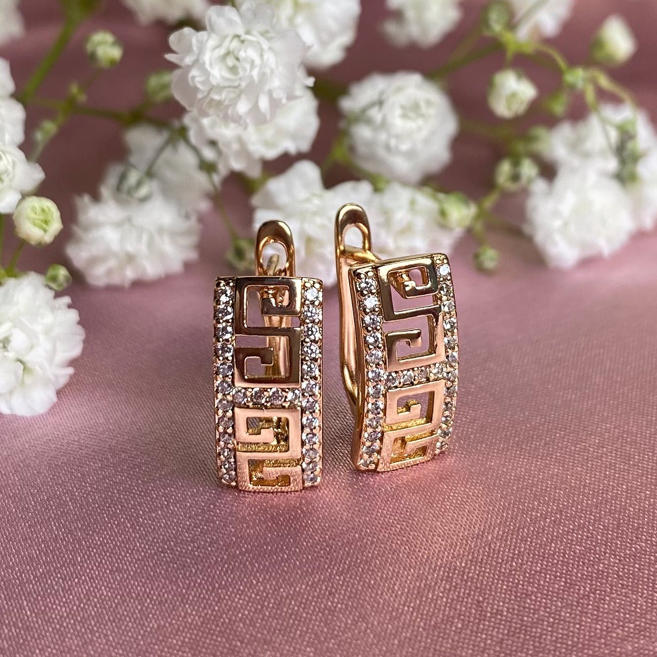 Apzeltīti auskari ar grieķu rakstu