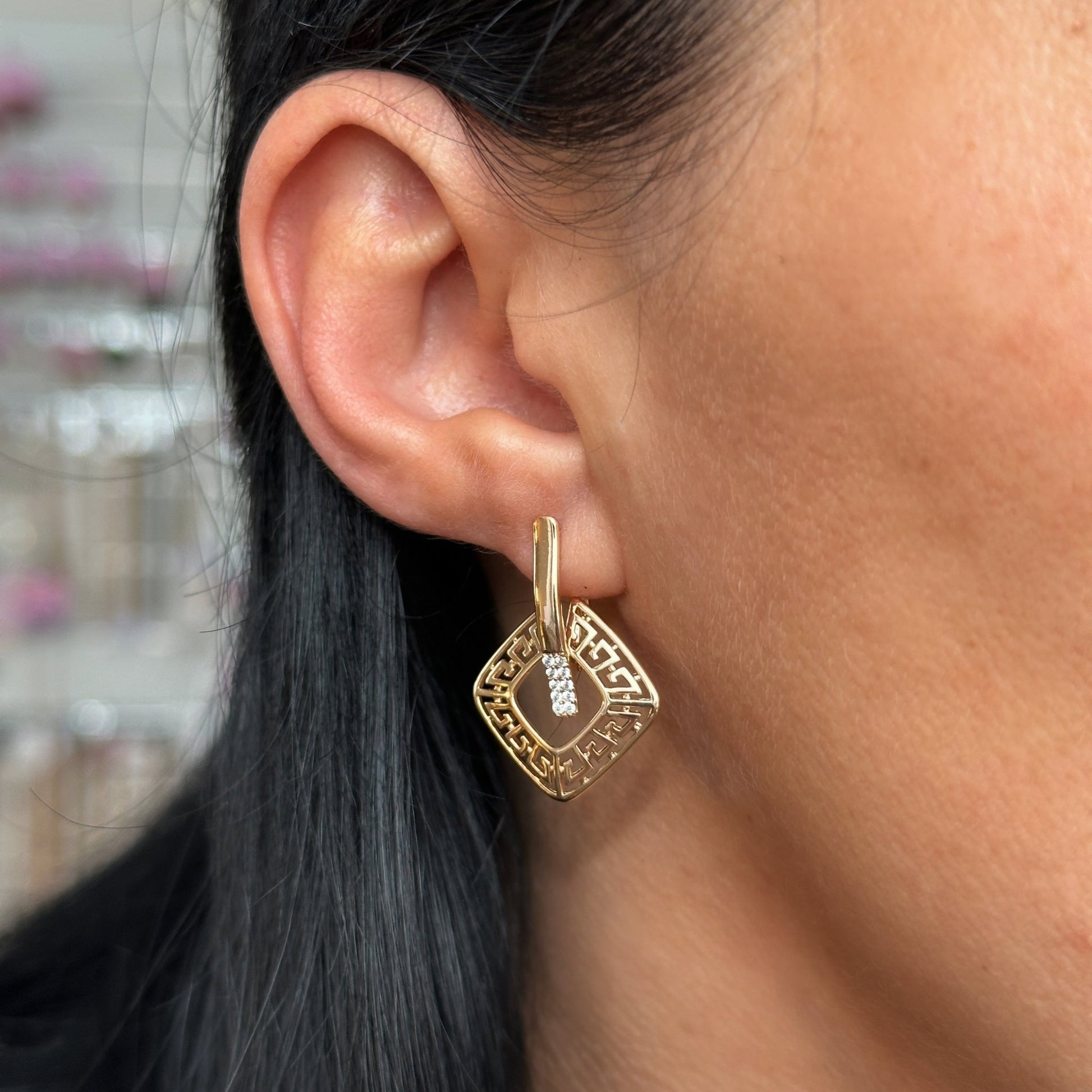 Apzeltīti auskari ar grieķu rakstu un kristāliem - 18k - apzeltita - rotas