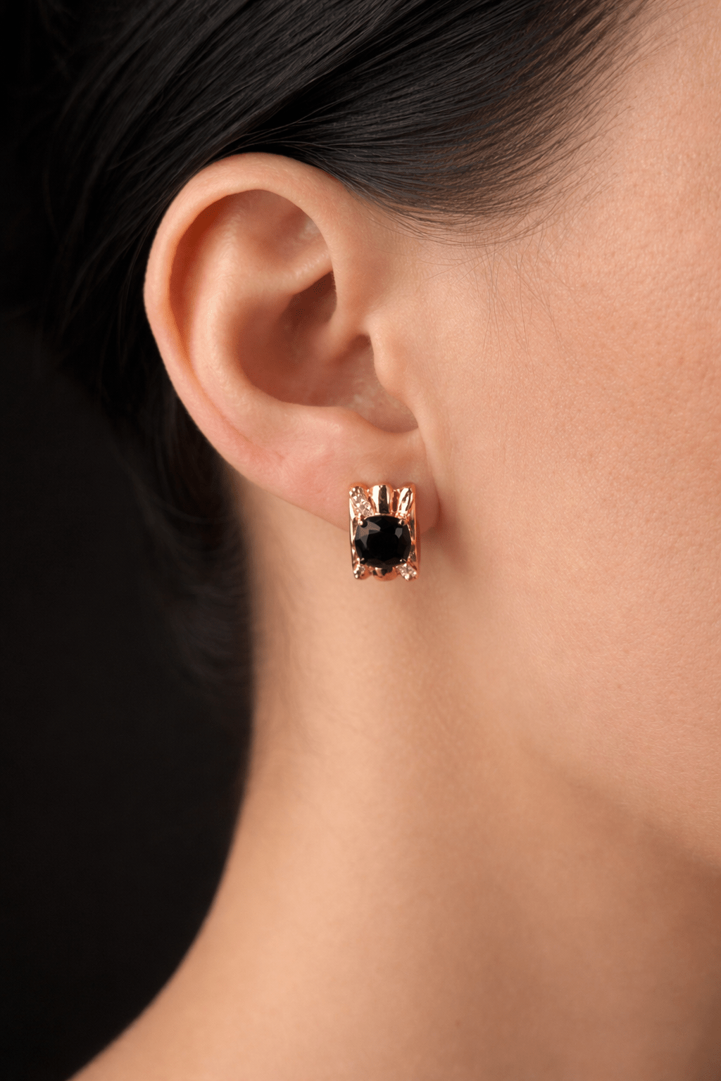 Apzeltīti auskari ar melnu kristālu - 18k - apzeltita - rotas