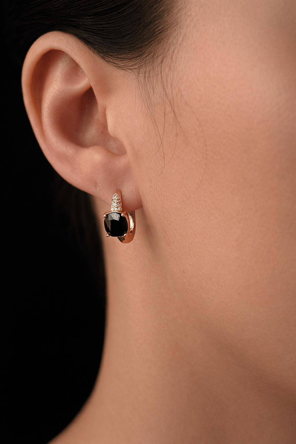 Apzeltīti auskari ar melnu kvadrātveida kristālu - 18k - apzeltita - rotas