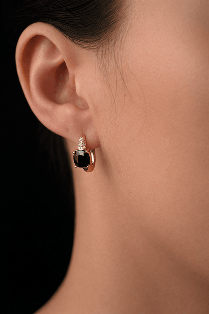 Apzeltīti auskari ar melnu kvadrātveida kristālu - 18k - apzeltita - rotas