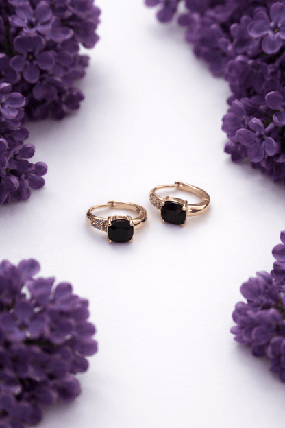 Apzeltīti auskari ar melnu kvadrātveida kristālu - 18k - apzeltita - rotas