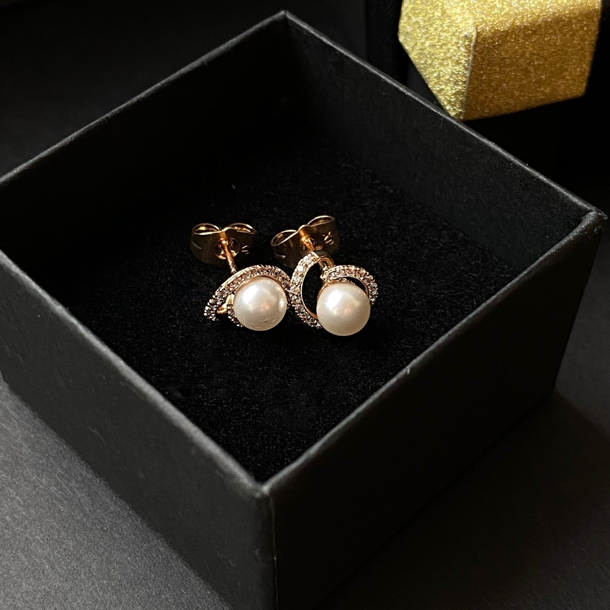 Apzeltīti auskari ar pērlīti – TAVAS ROTAS