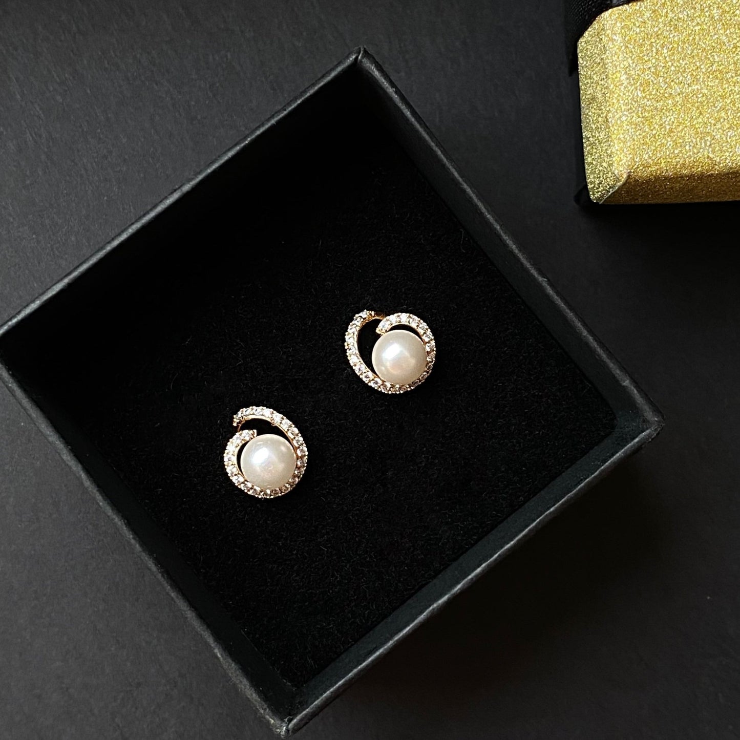 Apzeltīti auskari ar pērlīti – TAVAS ROTAS