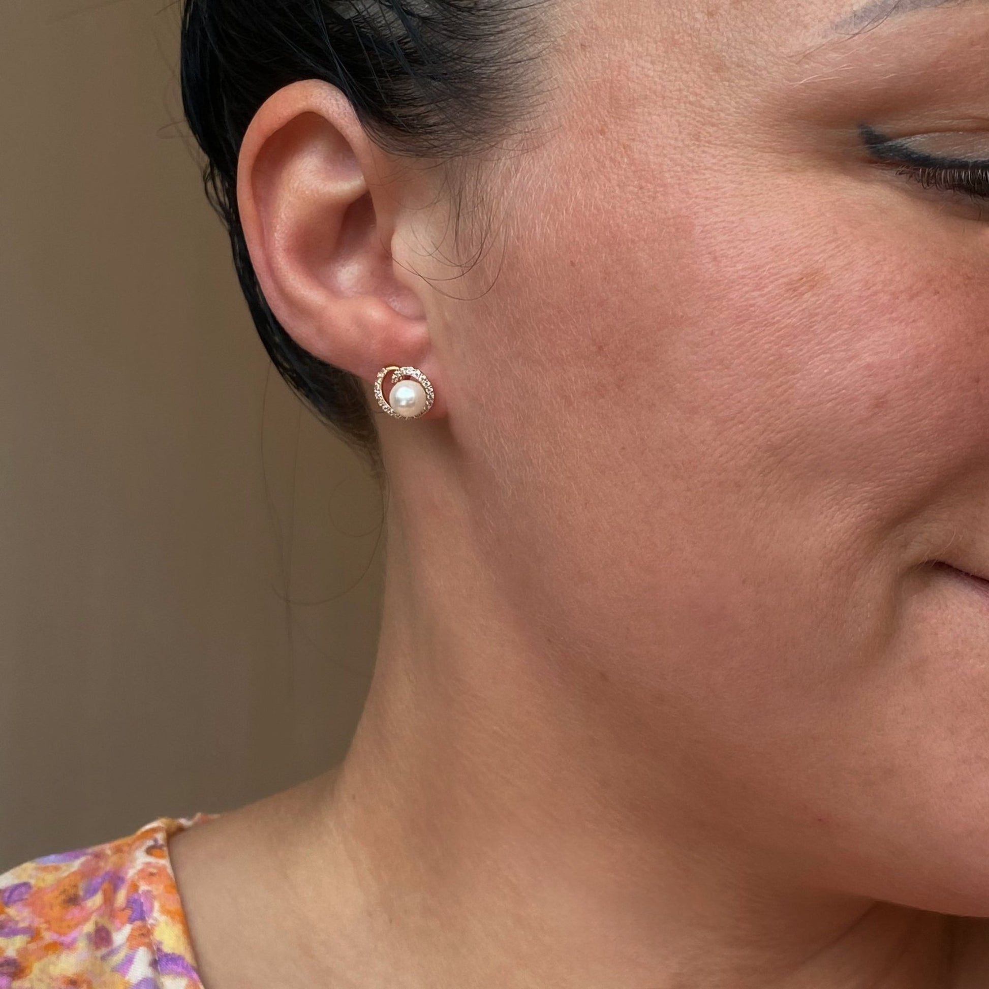 Apzeltīti auskari ar pērlīti – TAVAS ROTAS