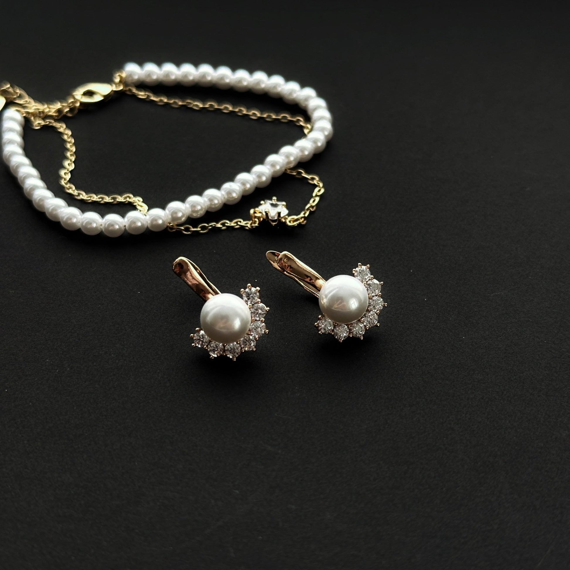 Apzeltīti auskari ar pērlīti un cirkoniju vainagu - 18k - apzeltita - rotas