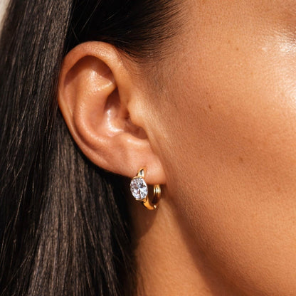 Apzeltīti riņķīši ar baltu ovālo cirkoniju - 18k - apzeltita - rotas