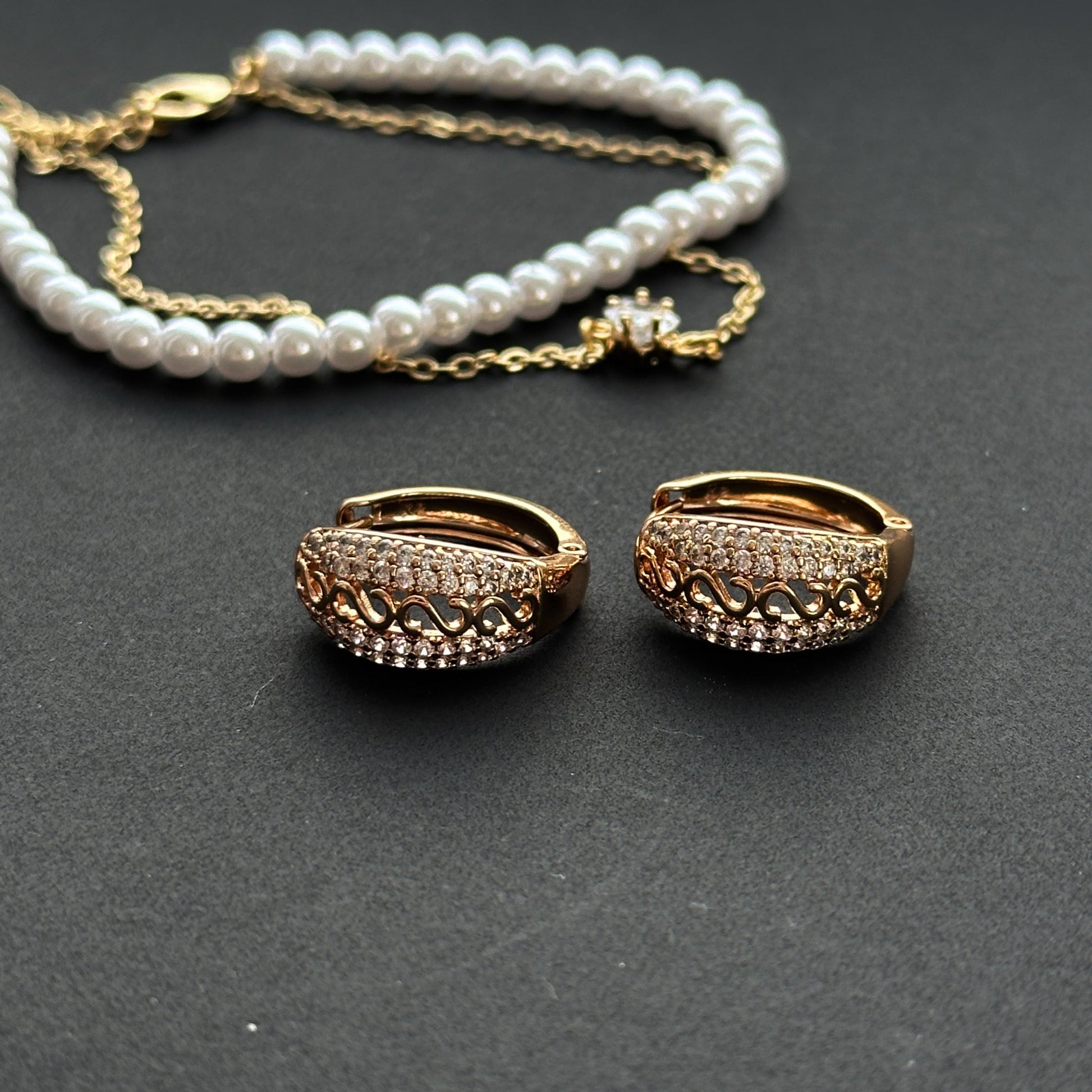 Apzeltīti riņķīši ar cirkonijiem un savītu dizainu - 18k - apzeltita - rotas