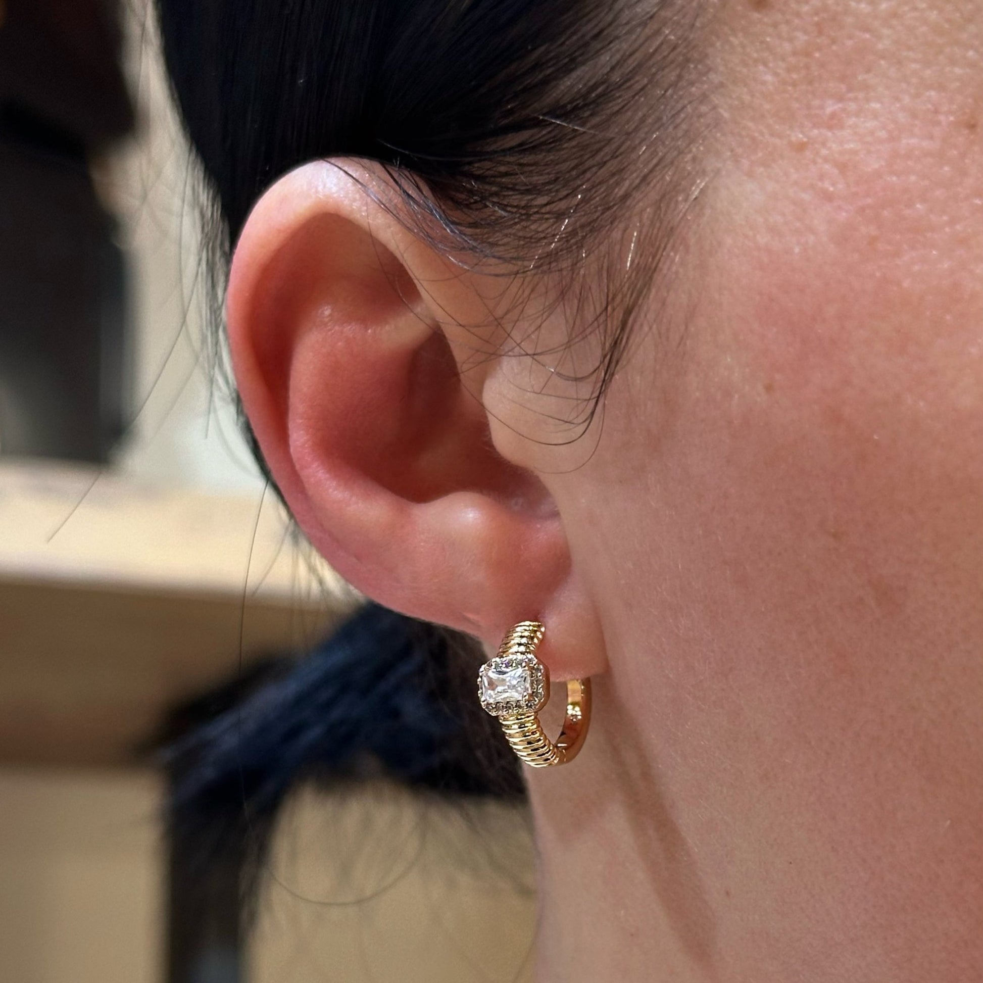 Apzeltīti riņķīšu auskari ar taisnstūra cirkoniju