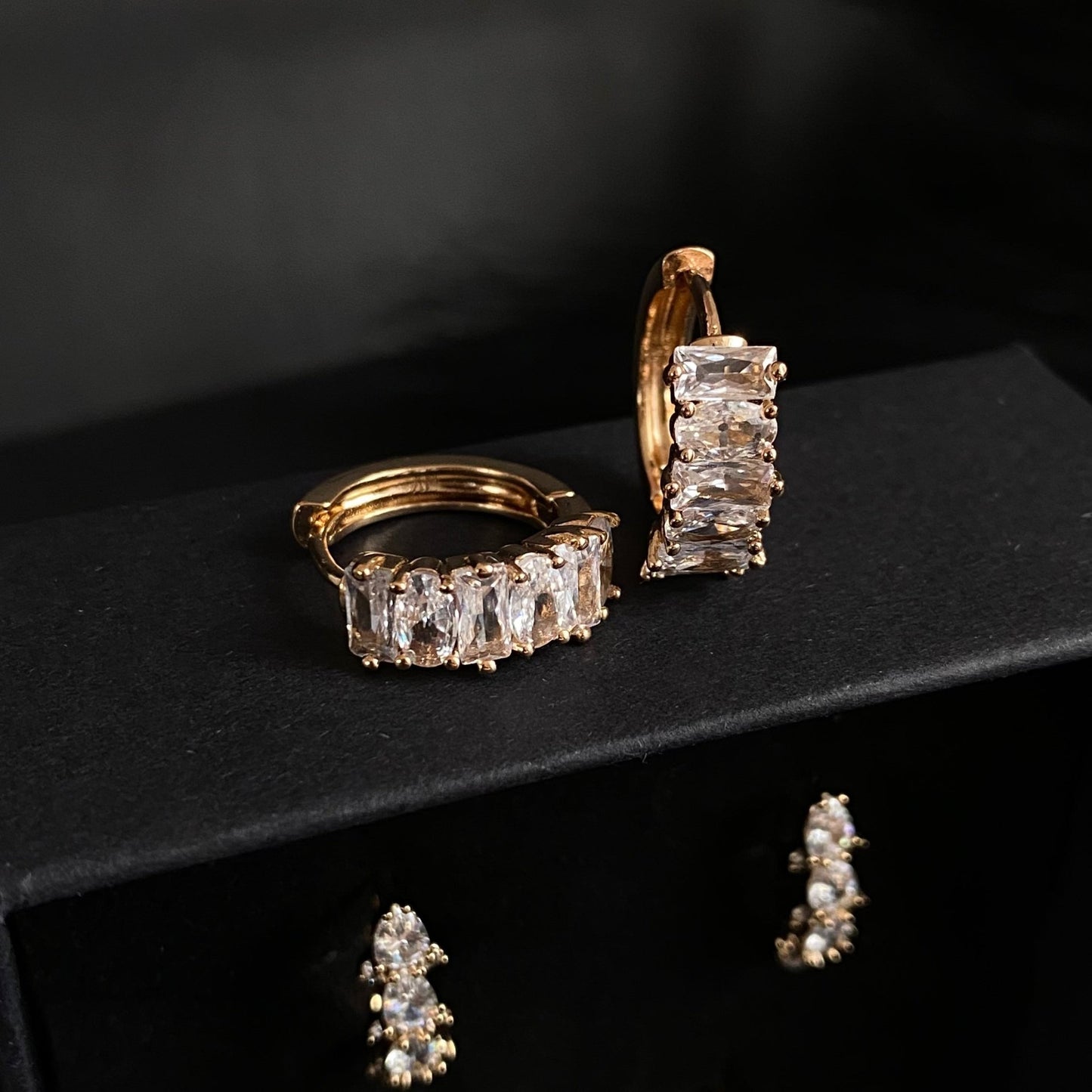 Crystal Line – Apzeltīti auskari ar cirkonijiem – apzeltītas rotaslietas | Tavas Rotas