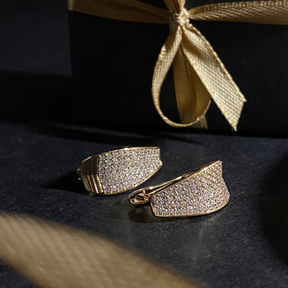 Diamond Glow – Apzeltīti auskari ar angļu aizdari – apzeltītas rotaslietas | Tavas Rotas